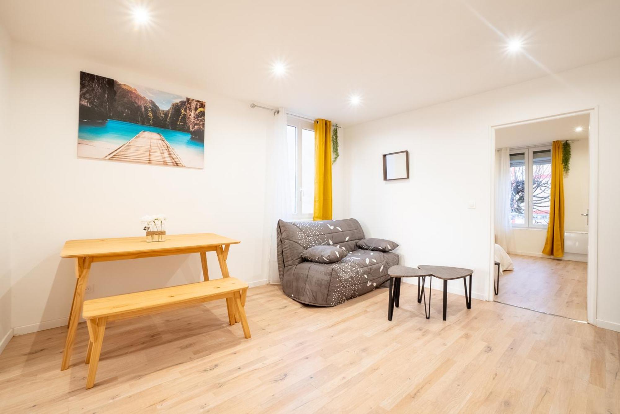 Budget Appart Avec Parking Au Centre-Ville Charleville-Mézières エクステリア 写真